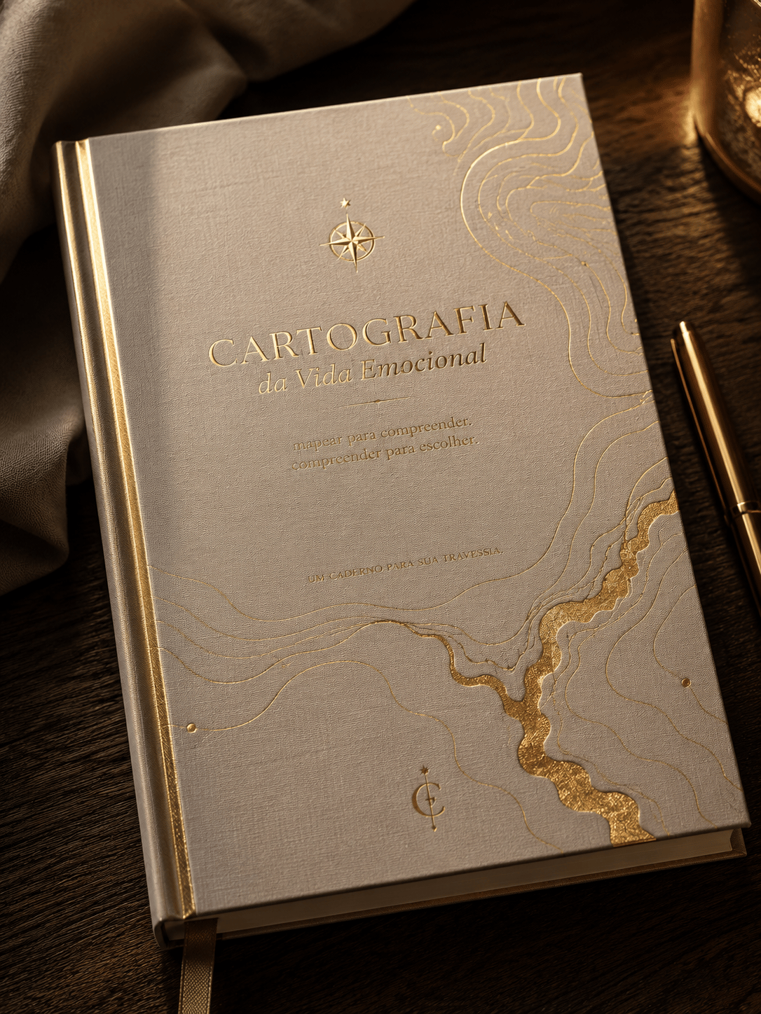 Livro Cartografia da Vida Emocional sobre uma mesa, com capa clara e linhas douradas.
